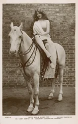 Viola Hamilton come Lady Godiva nel Coventry Coronation Pageant (foto b/n)