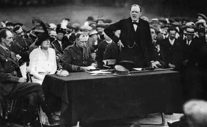 Winston Churchill durante un discorso a Enfield, Inghilterra