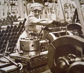 Lavoratrice in una fabbrica di munizioni in Gran Bretagna durante la Prima Guerra Mondiale