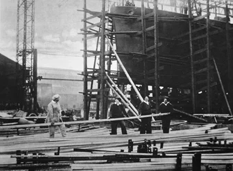 Donne al lavoro in un cantiere navale