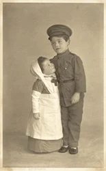 Ragazzina e ragazzino che giocano ai ruoli della Prima Guerra Mondiale