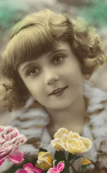 Giovane ragazza in posa con fiori