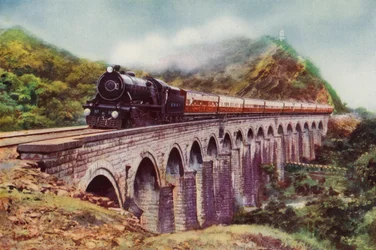 Locomotiva a vapore 4-6-2 della Bombay, Baroda and Central India Railway che traina il Frontier Mail passando su un viadotto tra Bombay e Delhi