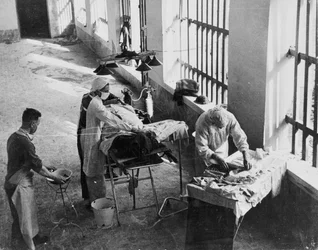 Unità di Chirurgia da Campo operante in una prigione italiana sotto il fuoco durante la Seconda Guerra Mondiale, da una collezione di 650 fotografie compilate dall