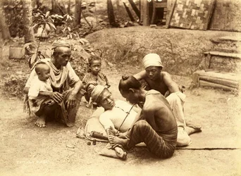Un uomo Shan che viene tatuato, 1890