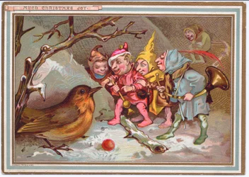 Cartolina di Natale vittoriana di un gruppo di elfi che portano strumenti musicali e guardano un pettirosso confuso, c.1880