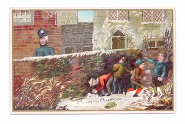 Cartolina di Natale vittoriana di ragazzi nascosti dietro un muro di mattoni che lanciano una palla di neve a un poliziotto, c. 1880 (litografia a colori)