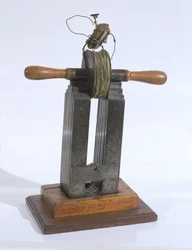 Un induttore grezzo con cui Michael Faraday (1791-1867) scoprì la legge dell