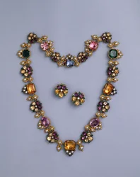 Collana Regency in oro e gioielli con topazi taglio cuscino, ametiste, tormaline rosa, smeraldi, zaffiri e peridoti, con un paio di orecchini a fiore, c.1810