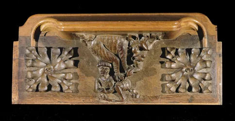 Una misericordia che raffigura una piccola figura con cappuccio assalita da un mostro, Cappella del New College, Oxford, fine XIV secolo