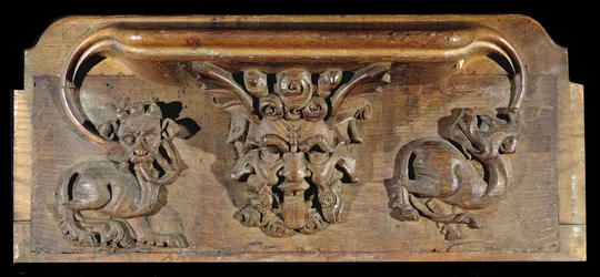 Una misericordia che raffigura tre volti umani fiancheggiati da mostri, Cappella del New College, Oxford, fine XIV secolo