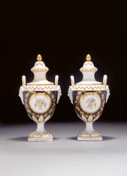 Coppia di vasi a due manici Chelsea-Derby e due coperchi, c.1775