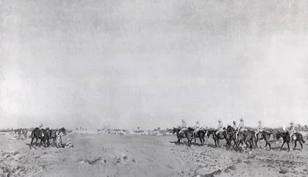 Una pattuglia del 14° Ussari con il Comandante Tenente Colonnello R.W. Hewitt DSO che si avvicina per prendere la resa turca alla resa di Kazimain, 11 marzo 1917, pubblicato c.1918