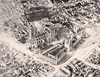 Veduta aerea di Ypres nel 1915 dopo la Prima e la Seconda Battaglia di Ypres, da 