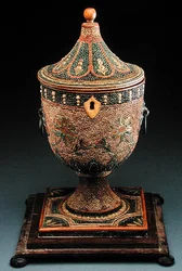 Una teiera a forma di urna in stile Adam, c.1785