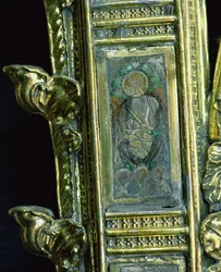 Angelo che suona il tamburo, dettaglio dal pastorale di William of Wykeham (c.1320-1404)