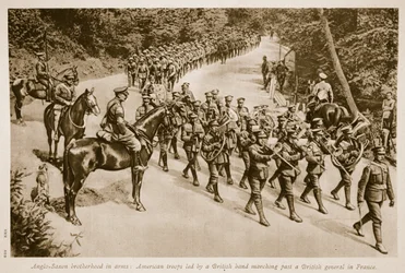 Fratellanza anglosassone in armi: truppe americane guidate da una banda britannica che sfilano davanti a un generale britannico in Francia, 1914-19