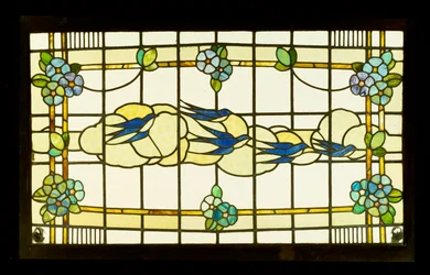Pannello Arts and Crafts di un gruppo di rondini davanti a nuvole in un bordo di fiori stilizzati