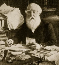 Austen Henry Layard seduto alla sua scrivania
