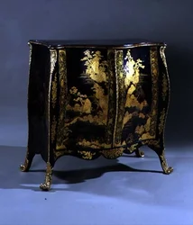 Comò bombato, metà del XVIII secolo (lacca nera)