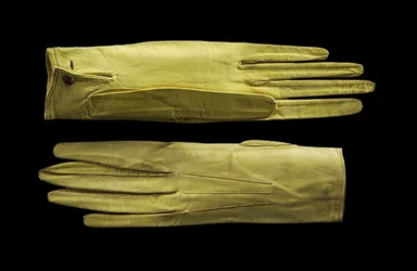 Guanti giallo brillante al polso, c.1820