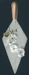 Cazzuola da muratore e fiori