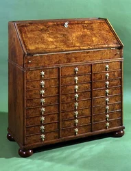 Bureau con molti piccoli cassetti e piedi a cipolla, c.1710
