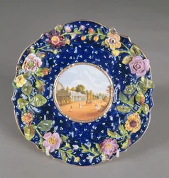Piatto di Chamberlains Worcester con fiore incrostato e vista della sala delle pompe di Montpellier, Cheltenham, 1820