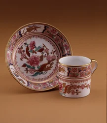 Tazza da caffè in stile cinese e piattino, Spode, Staffordshire, c.1800