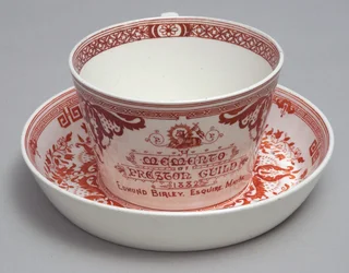 Tazza da tè commemorativa e piattino con la scritta A Memento of Preston Guild 1882, Minton, Inghilterra, c.1882