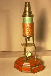 Microscopio in stile Culpeper, con base in stile chinoiserie e corpo dorato