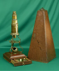 Microscopio tipo Culpeper, inglese, XVIII secolo (ottone)