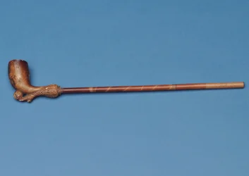 Pipa da coppa con gambo di bambù e stivale scolpito che calcia una palla sotto