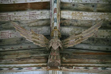Vista di uno degli angeli scolpiti in legno nella navata