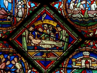 Dettaglio della vetrata est della Cappella della Trinità raffigurante la Sepoltura