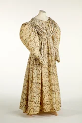 Vestito stampato con un motivo floreale e di rami su tessuto crema con motivo a griglia nella trama, c.1830-35