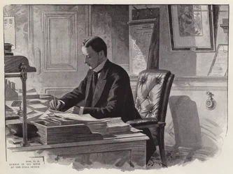 Il politico inglese George Curzon al lavoro nel suo ufficio all