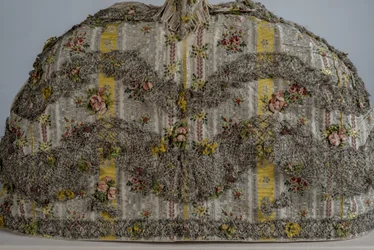 Mantua (gonna) della bambola di moda