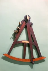 Quadrante di Hadley con scala trasversale (mogano, ottone e avorio)