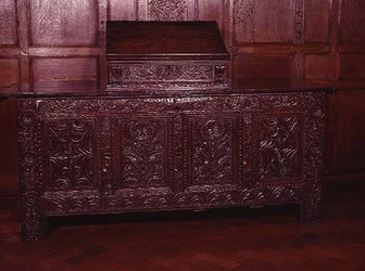 Cassapanca intarsiata, con motivi architettonici, fine XVI secolo