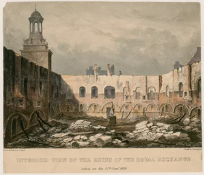 Vista interna delle rovine della Royal Exchange, Londra, presa l