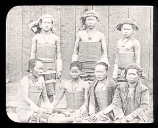 Diapositiva della Lanterna Magica che mostra Donne della Tribù Sea Dyas, Borneo c.1900