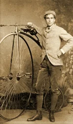 Uomo in piedi accanto al suo Penny-Farthing, c.1890 (foto in b/n)