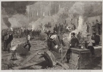 Membri del corpo dei volontari dei fucilieri del South Middlesex al lavoro alla luce delle torce nei giardini di Burlington House, Piccadilly, liberando il terreno per il capannone di addestramento (incisione)