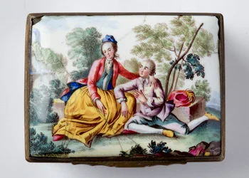 Scatola oblunga con amanti in un paesaggio sul coperchio e fiori dipinti e insetti sui lati sagomati (smalto)