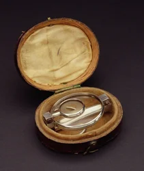 Telescopio pieghevole tascabile in custodia originale