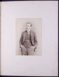 Ritratto di CJ Tait, 1900 circa (foto b/n)