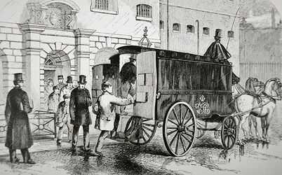 Prigionieri salgono su un furgone della polizia noto come 