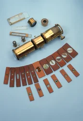 Microscopio di proiezione, venduto da Watkins & Hill, Londra, destinato all