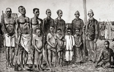 Nativi pigmei a confronto con ufficiali inglesi, sudanesi e zanzibarini, 1890